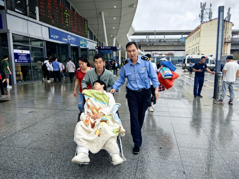 “上饶站列车时刻，温馨启航，美好旅程尽在掌握”